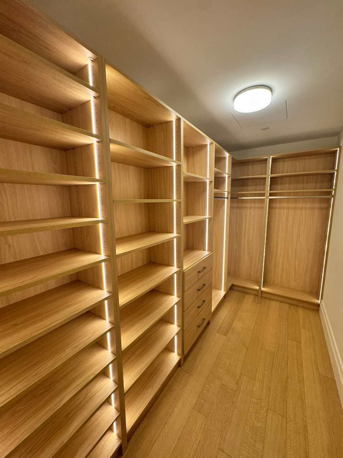 Walk-in · Oak with LED lighting