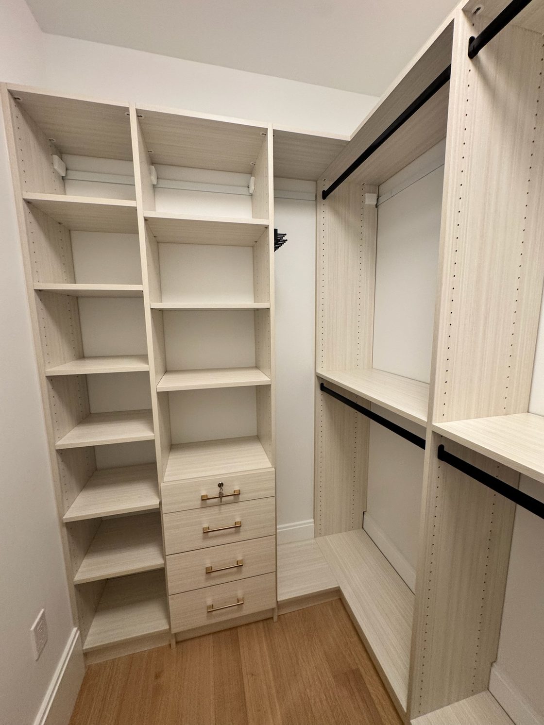 White walk-in · Lockable drawers